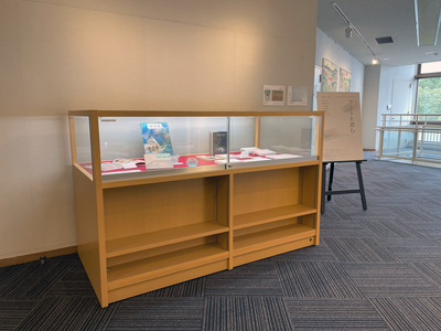 4階 エレベーターホール　展示の様子