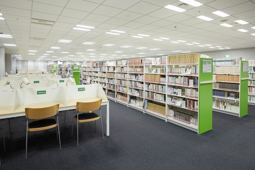 千代田図書館 (区民の書斎ゾーン).jpg