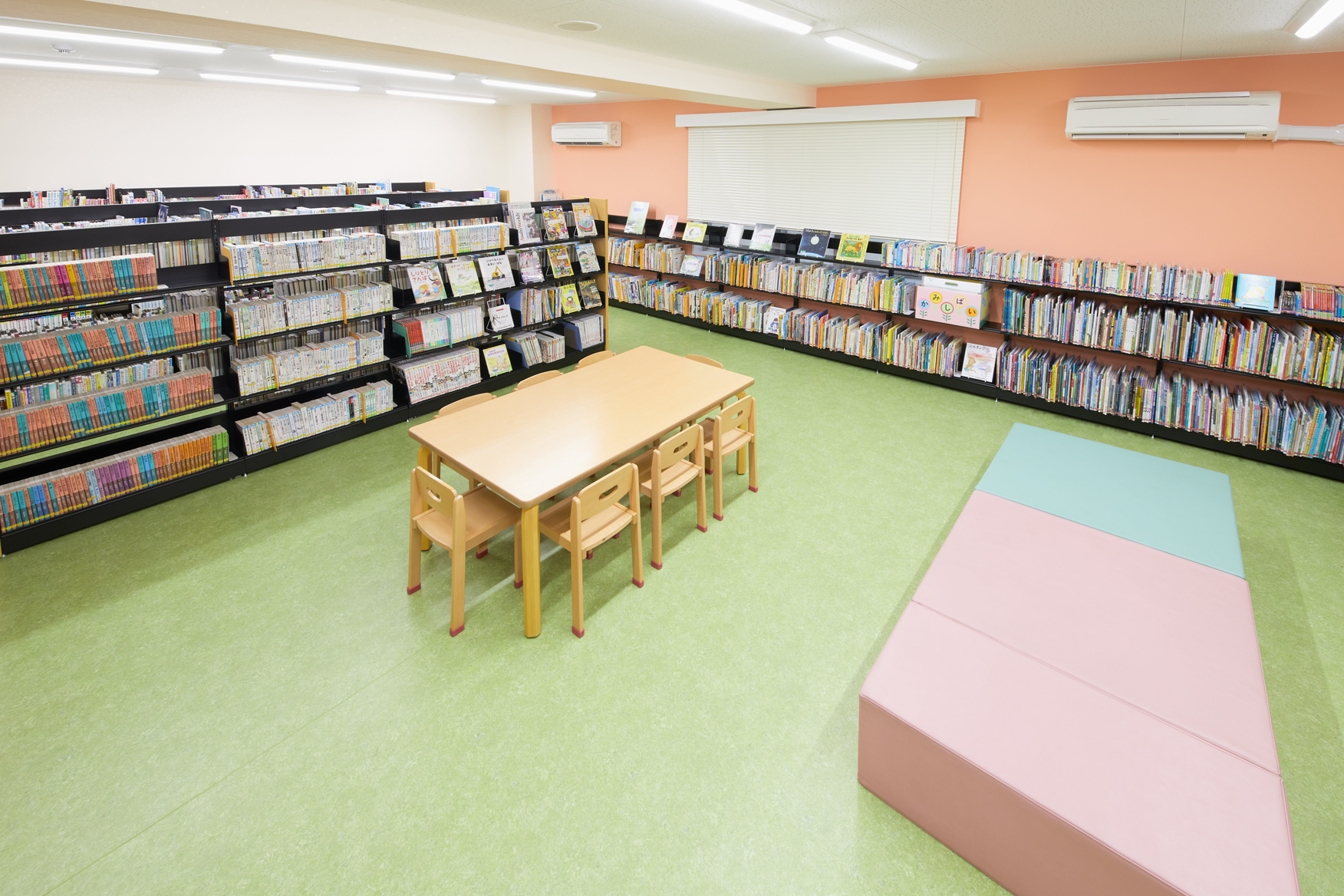 四番町図書館　児童室１